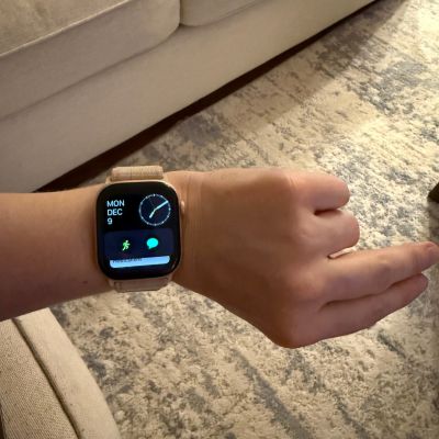 Apple Watch Series 10 showing gesture controls, allowing hands-free calls and timers, perfect for busy moms managing daily tasks.