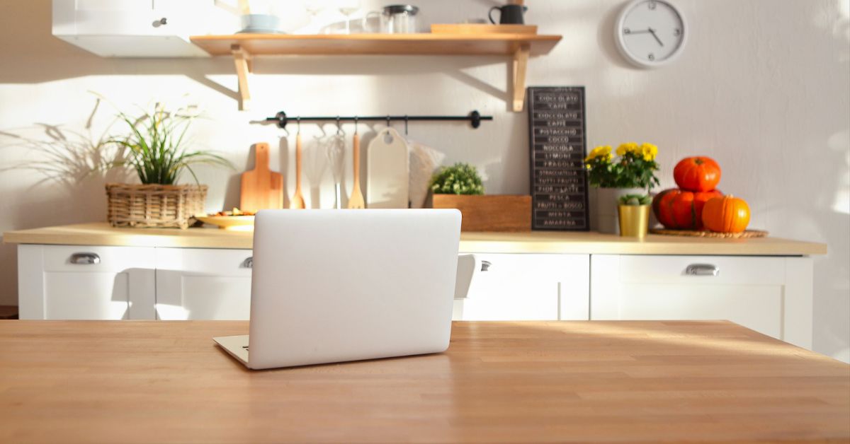 How To Use AI More Efficiently: 11 Habits That Save Busy Moms Real Time